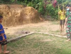 Satgas TMMD Regtas Ke 111 Kodim 1202/Skw Ajak Anak-Anak Bermain Egrang.