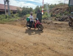 Anggota satgas TMMD pastikan kran air cuci tangan berjalan dengan baik