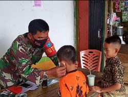 Satgas TMMD Regtas Ke-111 Kodim 1202/Singkawang Ajari Anak-Anak Untuk Memakai Masker.