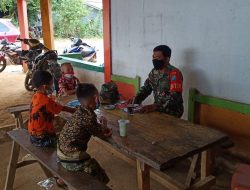 Pasi Ter Kodim 1202/Skw, Ajari Anak – Anak Memakai Masker.