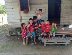Satgas TMMD Regtas Ke 111 Kodim 1202/Skw, Bermain Dengan Anak-Anak.