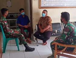 Anggota satgas TMMD jalin komunikasi sosial bersama perangkat desa