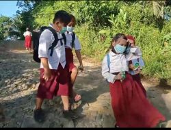 Anak – Anak Menjadikan Jembatan Yang Dibuat TMMD Regtas Ke 111 Kodim 1202/Skw Tempat Bermain.