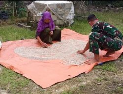 Anggota Satgas TMMD ke-111 Kodim 1202/Skw Terapkan Prokes Sebelum Kegiatan Penyuluhan Dimulai