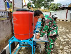 Anggota Satgas TMMD Ke-111 Kodim 1202/Skw Terapkan Prokes Sebelum Masuk Kantor Desa Sentangau Jaya