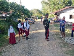Anggota Satgas TMMD Regtas Ke 111 Kodim 1202/Skw Kemasi Barang – Barang Di Lokasi TMMD.