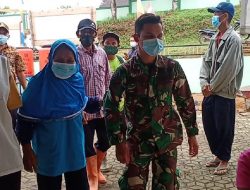 Anggota Satgas TMMD Ke-111 Bantu Nenek Wati Untuk Berobat Di Pengobatan Massal