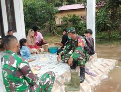 Satgas TMMD Ke-111 Kodim 1207/Pontianak Berbincang Dengan Warga Sambil Menunggu Jemputan,