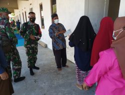 Di Lokasi TMMD Ke-111 Kodim 1207/Pontianak Sertu Asiani Bagikan Masker Kepada Masyarakat