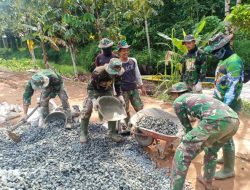 Angkut Material Dengan Gerobak Dorong di Lokasi TMMD Ke-111 Kodim 1207/Pontianak
