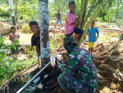Disela Kegiatan TMMD Ke-111 Kodim 1207/Pontianak, Satgas Jalin Keakraban Dengan Anak-Anak di Lokasi