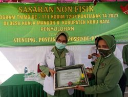 Ketua Persit Cabang LI Kodim 1207/Pontianak Berikan Plakat Kepada Pemateri Dalam Kegiatan Non Fisik TMMD Ke-111