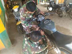 Anggota satgas TMMD cek mobil dinas yang akan di gunakan