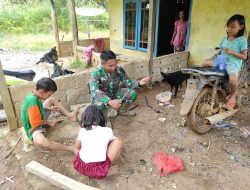 Satgas TMMD Regtas Ke 111 Kodim 1202/Singkawang Kenalkan Serunya Main Tembakan Pletokan Dari Bambu