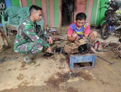 Bantu Warga Perbaiki Motor Yang Rusak Satgas TMMD Ke-111 Kodim 1202/Singkawang