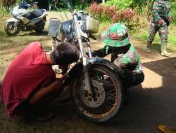 Satgas TMMD Membantu Warga Memperbaiki Sepeda Motor