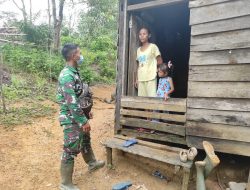 Lakukan Komsos Anggota Satgas TMMD Ke-111 Kodim 1202/Skw Dengan Warga Desa Sentangau Jaya