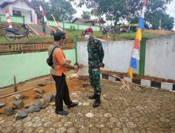Anggota satgas TMMD Komsos bersama kepala dusun trymulia