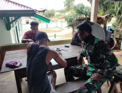 Anggota Satgas Komsos Dengan Tokoh Adat