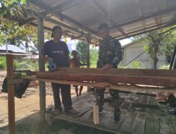 Anggota Satgas TMMD Ke-111 Kodim 1202/Skw Lakukan Komsos Dengan Pengrajin Usaha Kayu
