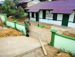 Anggota Satgas Menutup Pagar Pustu