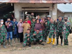 Foto Bersama Jadi Kenangan Kebersamaan Satgas TMMD Regtas Ke 111 Kodim 1202/Skw Dan Warga.