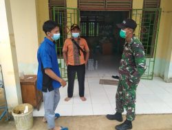 Komsos di Sela-Sela Istirahat, Anggota Satgas TMMD bersama Pak Kadus dan anak magang