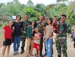 Sebelum Kembali, Satgas TMMD Regtas Ke 111 Kodim 1202/Skw Sempatkan waktu Foto Bersama.