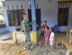 Sebelum Berpisah, Satgas TMMD Regtas Ke 111 Kodim 1202/Skw Menyempatkan Diri Bercanda dengan Anak-Anak.