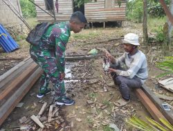 Warga Berbagai ilmu tentang penggunaan bor beton kepada anggota satgas TMMD
