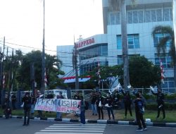 Ratusan Bendera Putih Dikibarkan Pelaku UMKM Bentuk Aksi Tolak PPKM