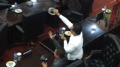 Aksi Angkat Asbak Picu Baku Hantam di DPRD Kabupaten Solok