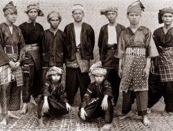 Mengenal Lebih Jauh Sejarah Suku Bendera Merah ‘Sirah’