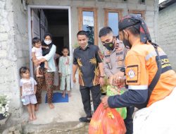 Wawako Solok Bagikan Sembako di Simpang Rumbio