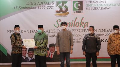 Wako Solok Terima Penghargaan KAHMI Award 2021