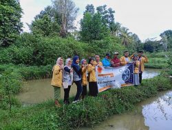 Hadapi Pandemi, Mahasiswa KKN UMMY Kota Solok Serahkan Bantuan Bibit Ikan Gratis