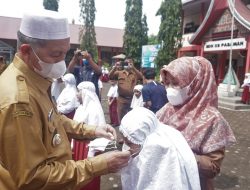 Bupati Pasbar Bagikan 55 Ribu Masker Persiapan Belajar Tatap Muka