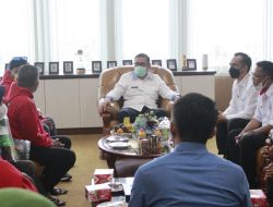 Bupati Serahkan Reward Kepada Atlet Kempo Solok Sebagai Juara Umum di Kejurnas Jawa Barat