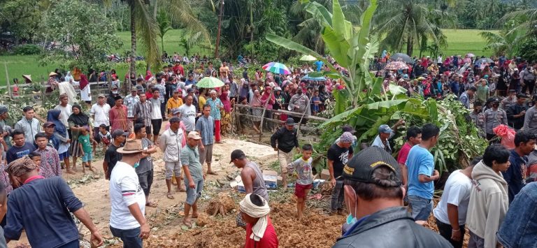 Tujuh Warga Tertimbun Longsor di Pariaman