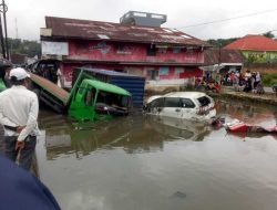 Kecelakaan Beruntun Libatkan Enam Kendaraan di Jalan Raya Padang – Bukittinggi