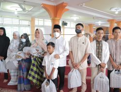 Wawako Solok Serahkan Santunan Kepada Anak Yatim Piatu Masjid Syura