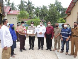 Wako Solok Serahkan Kunci Bedah Rumah Warga