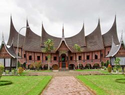 Arti Dibalik Atap Bergonjong Rumah Adat Minang