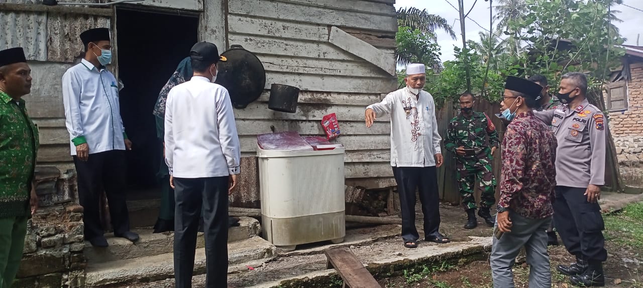 Bupati dan Wabup Pasbar Laksanakan 'Jumat Berkah'