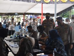 Wakapolda Sumbar Meninjau Gerai Vaksin Presisi Polri Di Pasbar