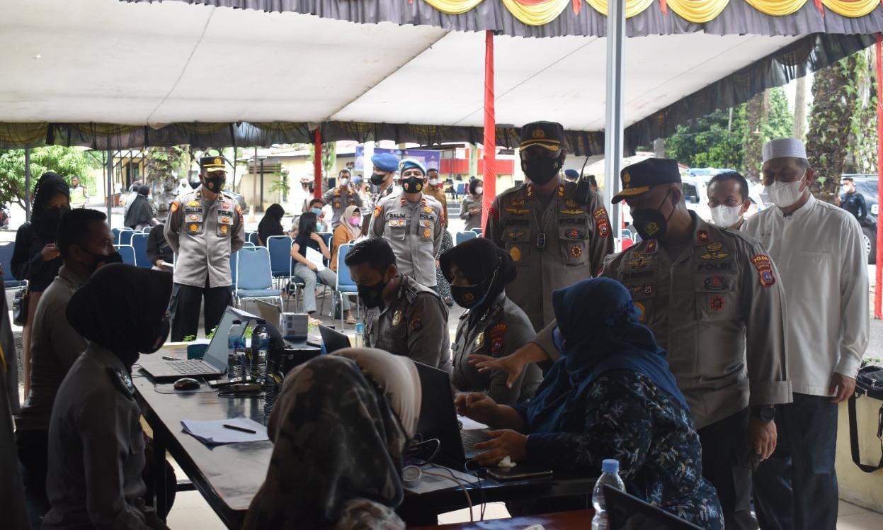 Wakapolda Sumbar Meninjau Gerai Vaksin Presisi Polri Di Pasbar