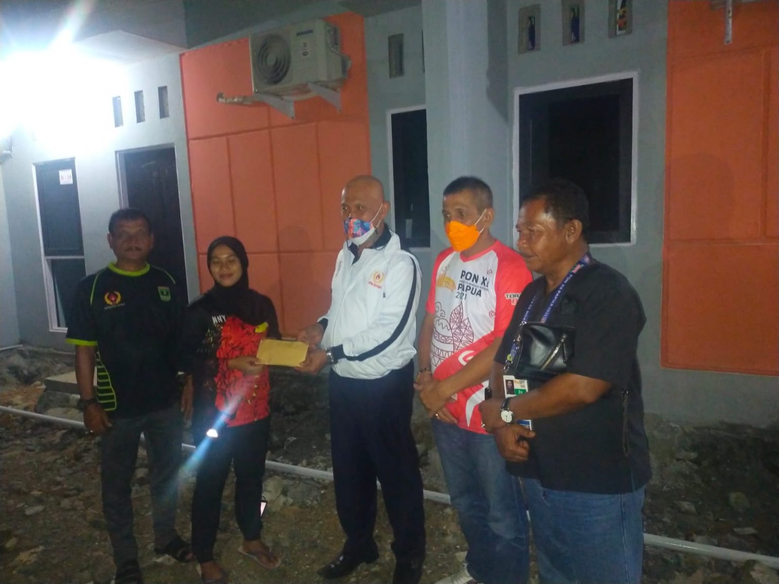 Gubernur Mahyeldi berikan bonus spontan kepada atlet (doc/koni.sumbar)