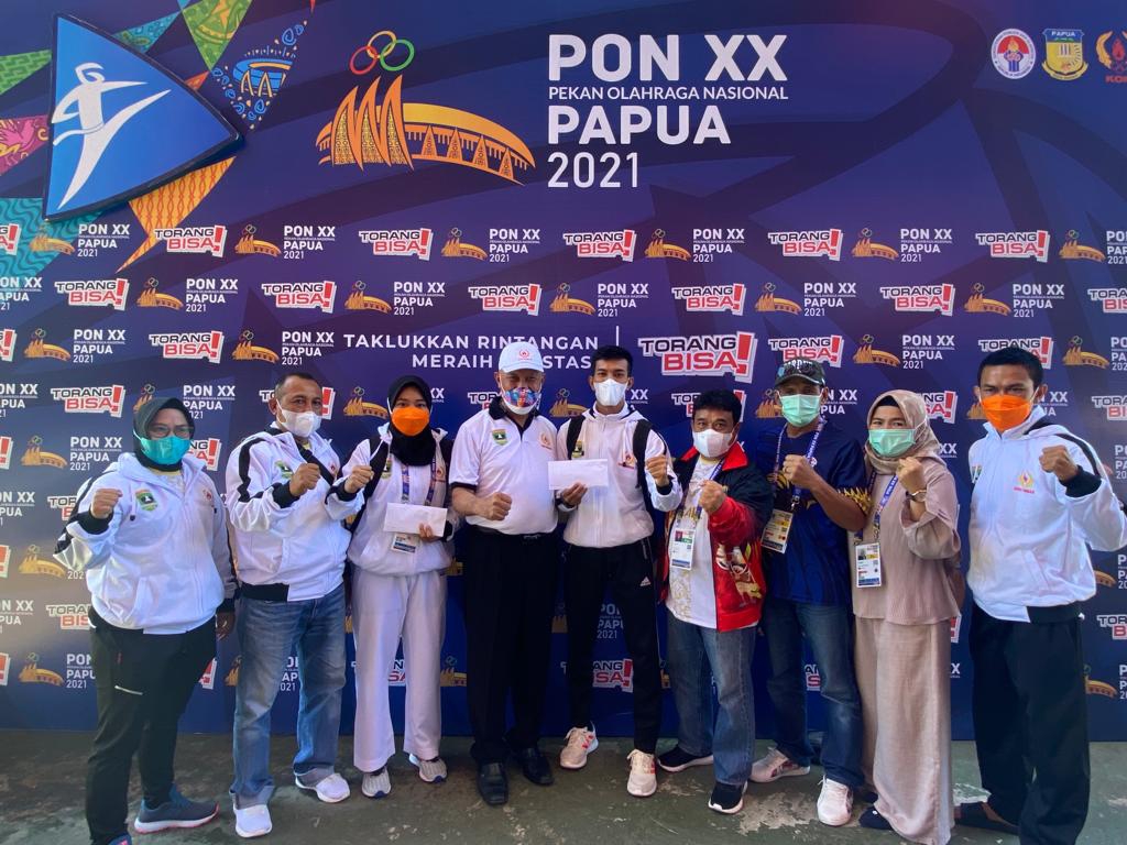 Gubernur bersama tiga karateka sumbar(doc/koni.sumbar)