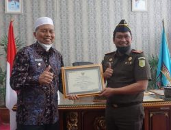 Kejari Selamatkan Kerugian Negara 5,3 Miliar, Pemkab Pasbar Berikan Penghargaan