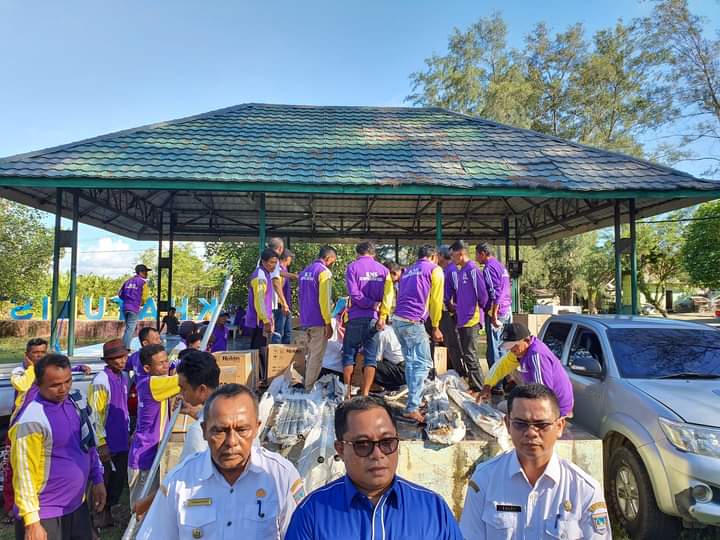 Wakil Ketua DPRD Pasbar Serahkan Bantuan Kepada KNS